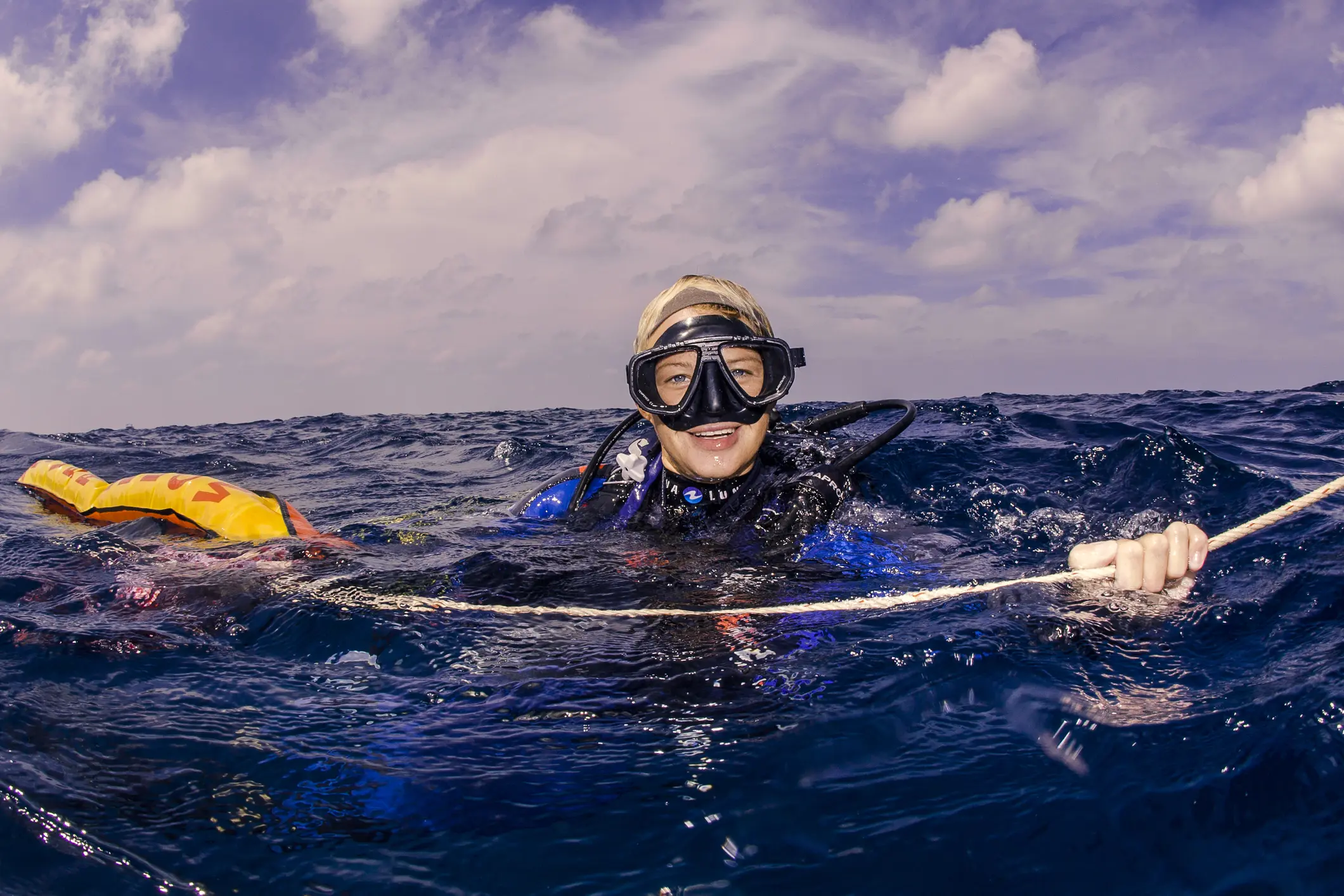 Smiling scuba girl – Dive Pro Career