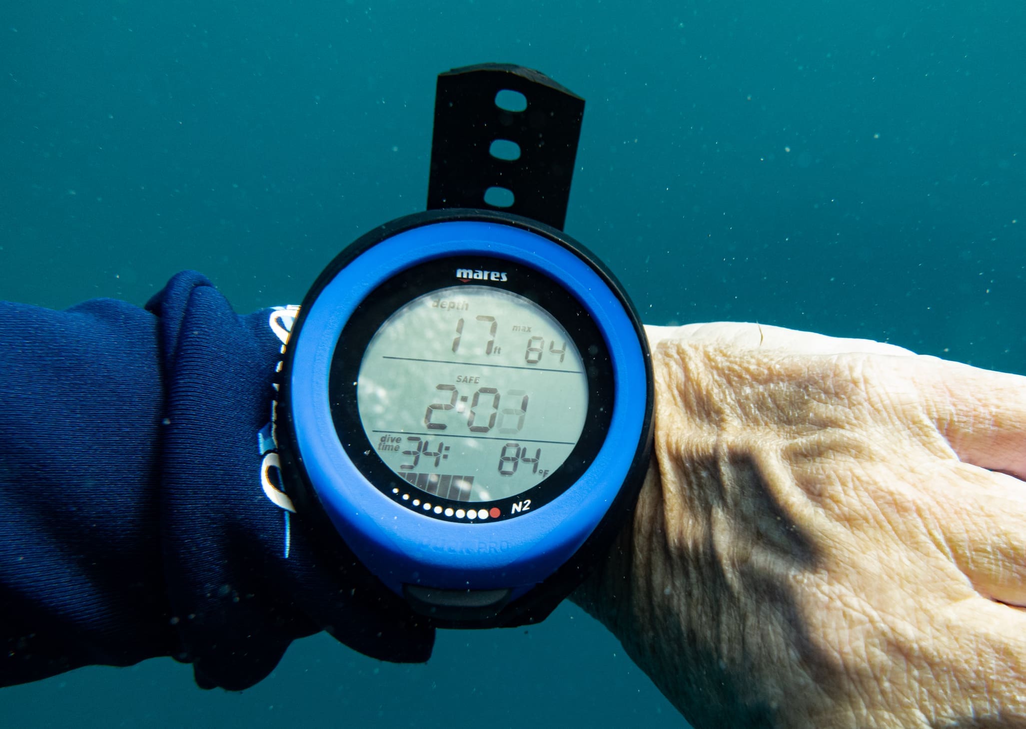 Divemaster Equipment – dive computer – DiveProCareer Divecomputer used as a part of equipment for a Divemaster